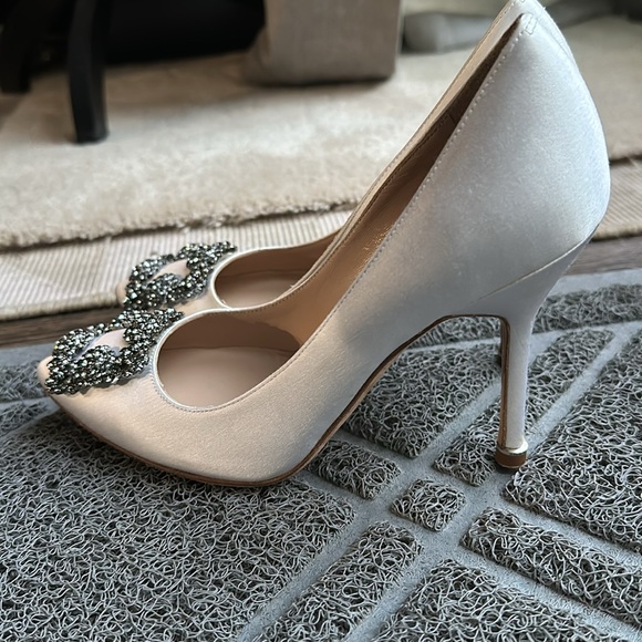 Manolo Blahnik Hangisi Crystal Satin Pumps Size 35 1/1 in White - Picture 2 of 7